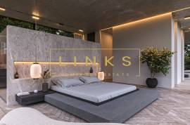 Unique Glass House: A Reimagined 3-Bedroom Home