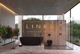 Unique Glass House: A Reimagined 3-Bedroom Home