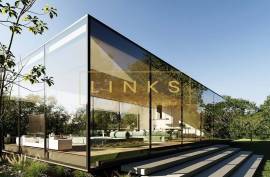 Unique Glass House: A Reimagined 3-Bedroom Home