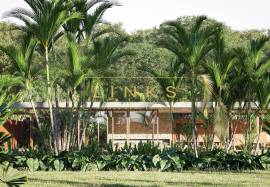 LABYRINTH: 4-Bedroom Cliff & Beachfront Home