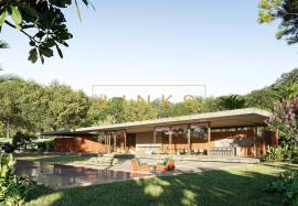 LABYRINTH: 4-Bedroom Cliff & Beachfront Home