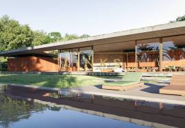 LABYRINTH: 4-Bedroom Cliff & Beachfront Home