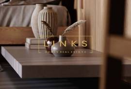 LABYRINTH: 4-Bedroom Cliff & Beachfront Home