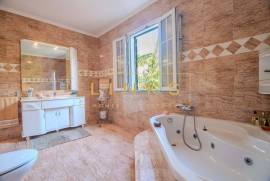 Excellence in Funchal: 4-bedroom villa with garage for 6 cars