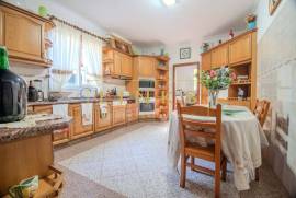 Excellence in Funchal: 4-bedroom villa with garage for 6 cars