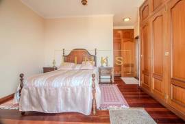 Excellence in Funchal: 4-bedroom villa with garage for 6 cars