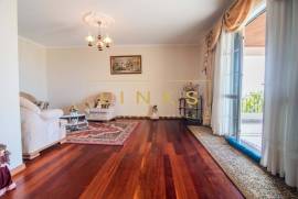 Excellence in Funchal: 4-bedroom villa with garage for 6 cars