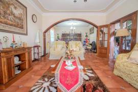 Excellence in Funchal: 4-bedroom villa with garage for 6 cars