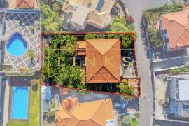 Excellence in Funchal: 4-bedroom villa with garage for 6 cars