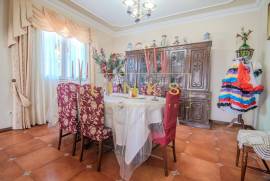 Excellence in Funchal: 4-bedroom villa with garage for 6 cars