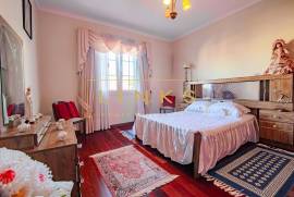 Excellence in Funchal: 4-bedroom villa with garage for 6 cars