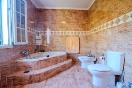 Excellence in Funchal: 4-bedroom villa with garage for 6 cars