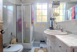 Excellence in Funchal: 4-bedroom villa with garage for 6 cars