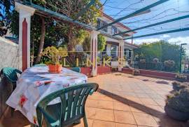Excellence in Funchal: 4-bedroom villa with garage for 6 cars