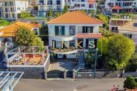 Excellence in Funchal: 4-bedroom villa with garage for 6 cars