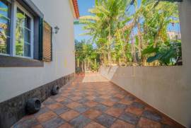 Excellence in Funchal: 4-bedroom villa with garage for 6 cars