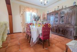 Excellence in Funchal: 4-bedroom villa with garage for 6 cars