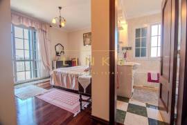 Excellence in Funchal: 4-bedroom villa with garage for 6 cars