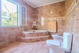 Excellence in Funchal: 4-bedroom villa with garage for 6 cars