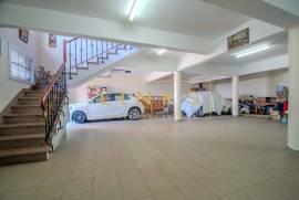 Excellence in Funchal: 4-bedroom villa with garage for 6 cars