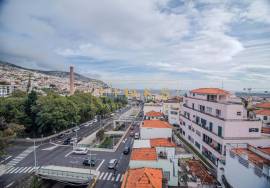 3-bedroom apartment for renovation – Downtown Funchal