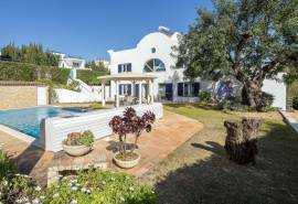 Tavira – Comfortable 4-bedroom villa with garden, pool and rooftop views