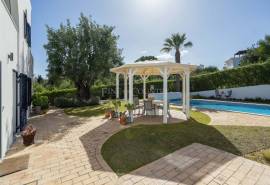 Tavira – Comfortable 4-bedroom villa with garden, pool and rooftop views