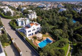 Tavira – Comfortable 4-bedroom villa with garden, pool and rooftop views