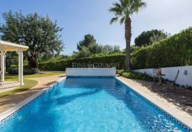 Tavira – Comfortable 4-bedroom villa with garden, pool and rooftop views