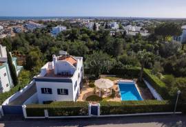 Tavira – Comfortable 4-bedroom villa with garden, pool and rooftop views
