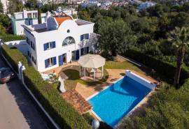 Tavira – Comfortable 4-bedroom villa with garden, pool and rooftop views