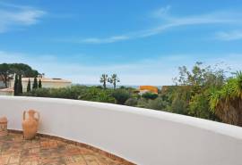 Carvoeiro – 3-bedroom single-storey villa with pool, garage and sea views