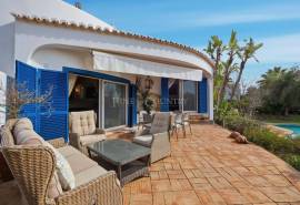 Carvoeiro – 3-bedroom single-storey villa with pool, garage and sea views