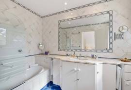 Carvoeiro – 3-bedroom single-storey villa with pool, garage and sea views