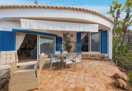 Carvoeiro – 3-bedroom single-storey villa with pool, garage and sea views