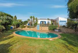 Carvoeiro – 3-bedroom single-storey villa with pool, garage and sea views