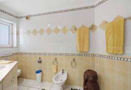 Carvoeiro – 3-bedroom single-storey villa with pool, garage and sea views