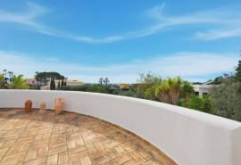 Carvoeiro – 3-bedroom single-storey villa with pool, garage and sea views