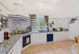 Carvoeiro – 3-bedroom single-storey villa with pool, garage and sea views