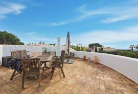 Carvoeiro – 3-bedroom single-storey villa with pool, garage and sea views