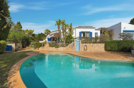 Carvoeiro – 3-bedroom single-storey villa with pool, garage and sea views