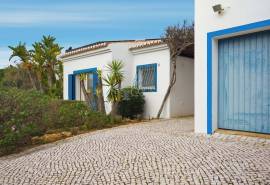 Carvoeiro – 3-bedroom single-storey villa with pool, garage and sea views
