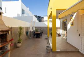 Tavira – 4 bedroom villa with garage and rooftop with sea views.