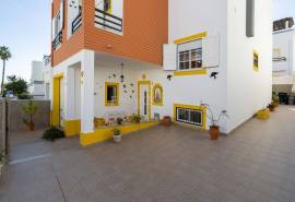 Tavira – 4 bedroom villa with garage and rooftop with sea views.