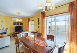 Tavira – 4 bedroom villa with garage and rooftop with sea views.