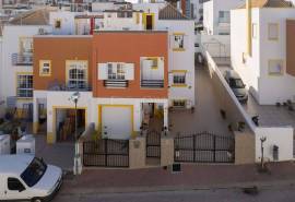 Tavira – 4 bedroom villa with garage and rooftop with sea views.