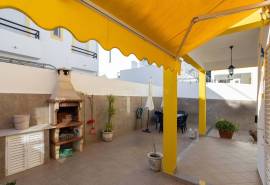 Tavira – 4 bedroom villa with garage and rooftop with sea views.