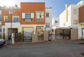 Tavira – 4 bedroom villa with garage and rooftop with sea views.