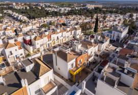 Tavira – 4 bedroom villa with garage and rooftop with sea views.