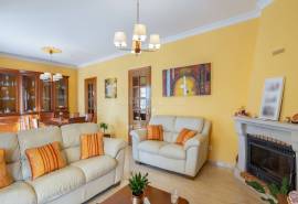 Tavira – 4 bedroom villa with garage and rooftop with sea views.